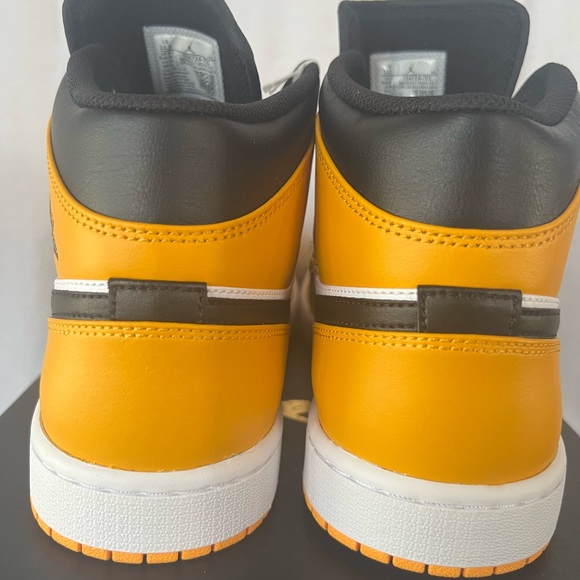 Air Jordans, 1 mid taxi. - Picture 3 of 11